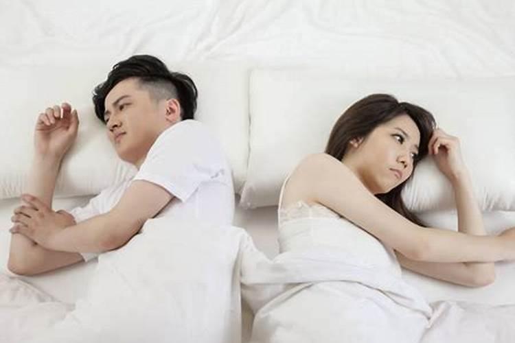 梦见很多人聚在屋里睡觉什么意思？