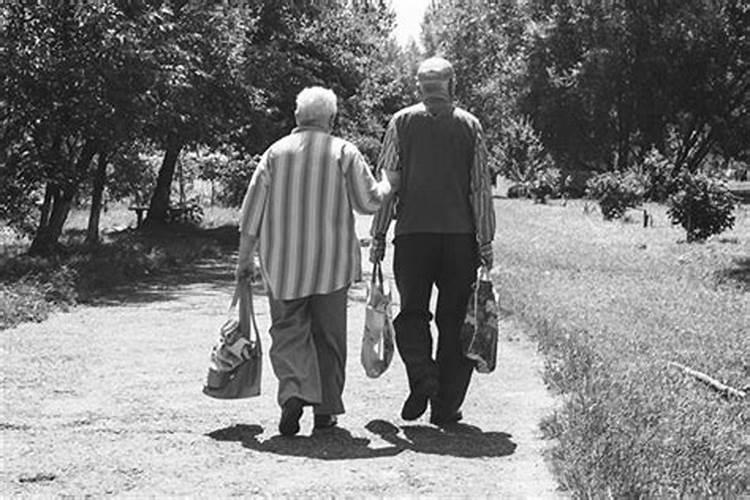 梦见死去的爷爷奶奶一起吃饭