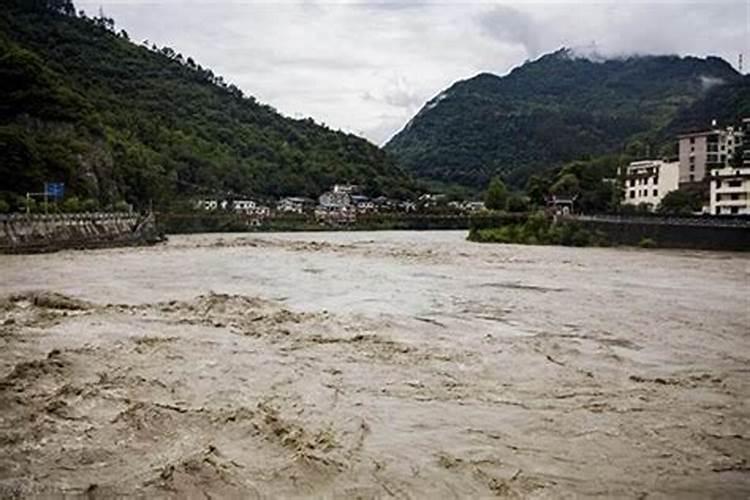 梦见滚滚而来的洪水什么意思？