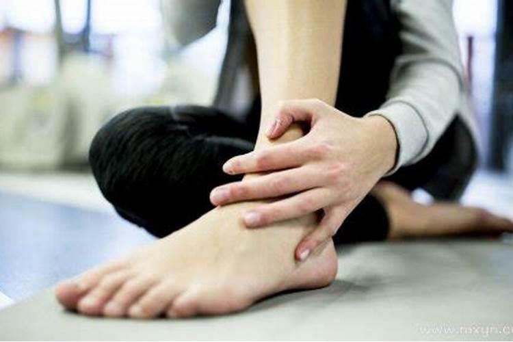 梦见别人脚受伤是什么意思？