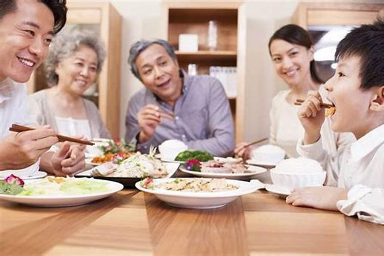 梦到和家人在一块吃饭
