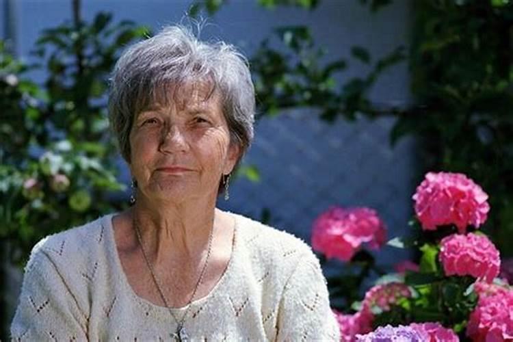 梦见跟已故的人说话是什么意思？