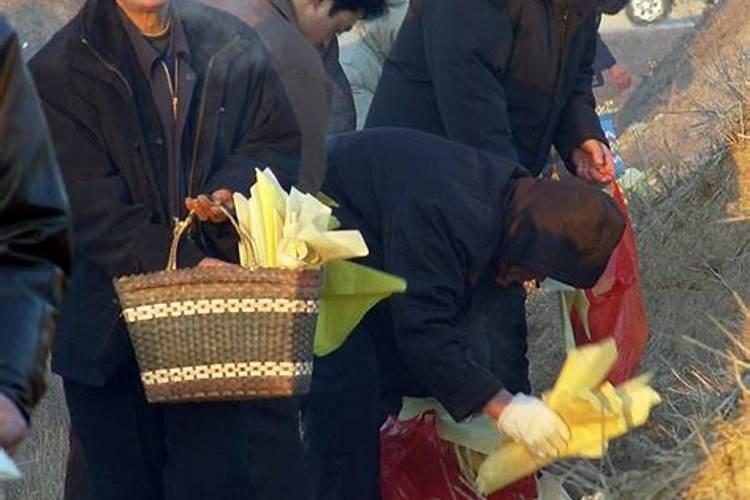 正月初二上坟跪在哪里？