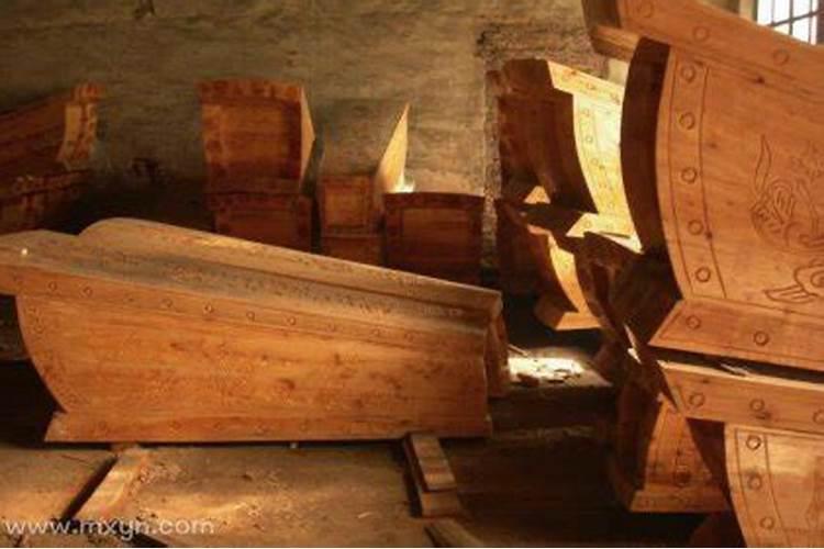 梦见邻居死了什么预兆看到棺材？