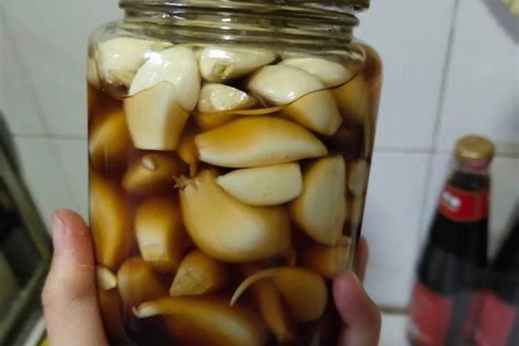 腊八腌的蒜几天变绿？