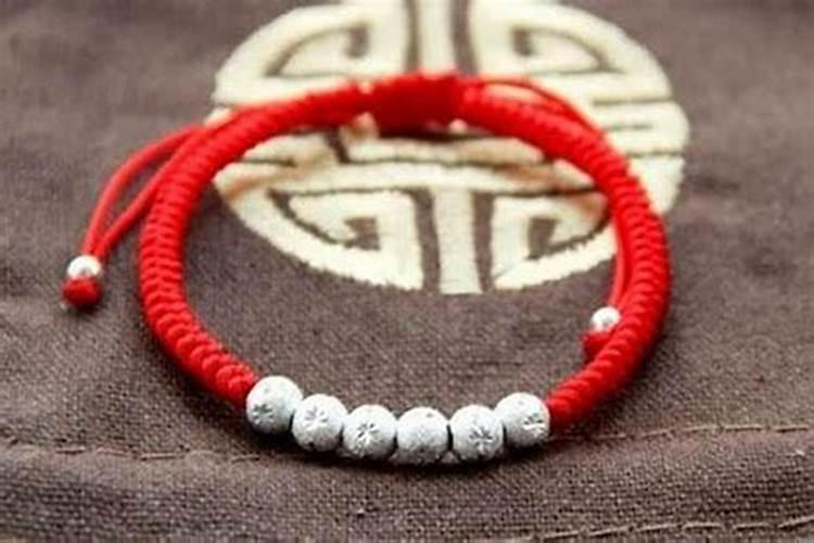 化解太岁佩戴什么颜色的绳子？