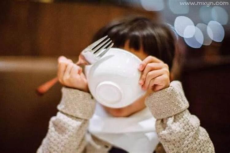 梦见朋友来家里吃饭被妈妈赶走了