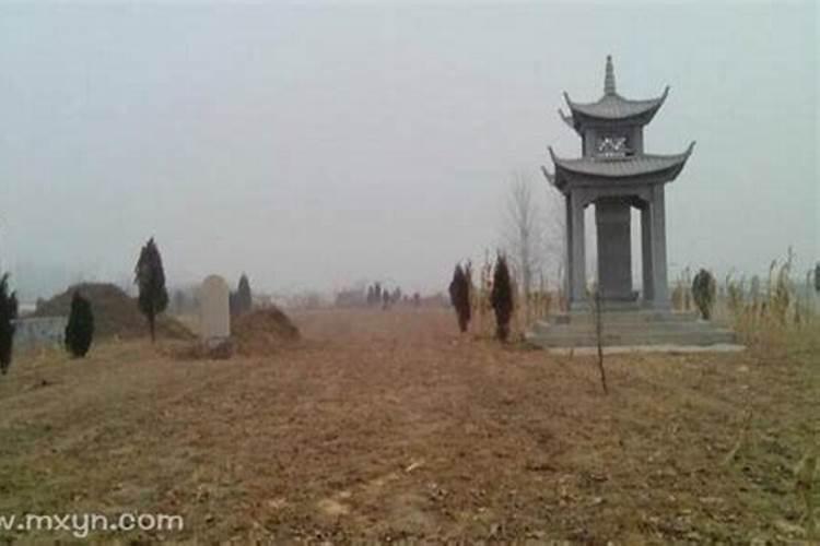 梦见墓地在自己家门口什么意思？