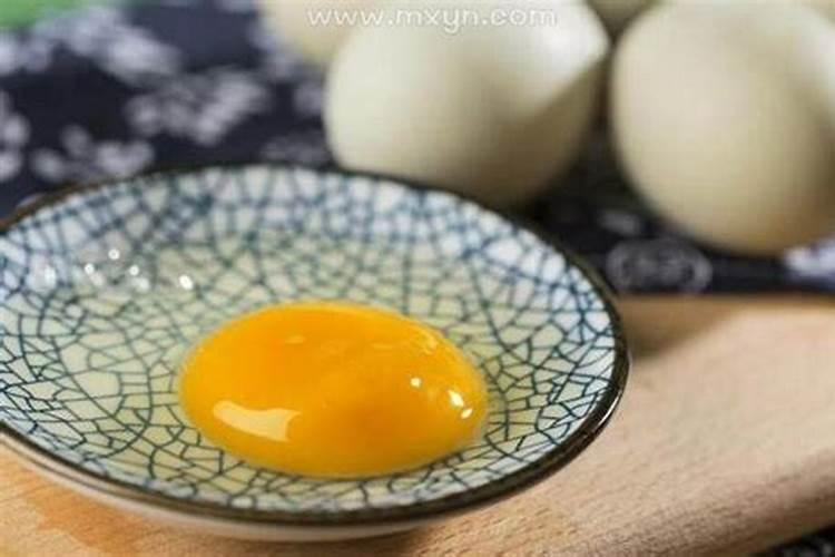梦见吃煮熟的鸡蛋是什么意思？