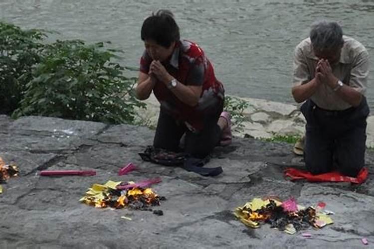 鬼节烧纸惹老人