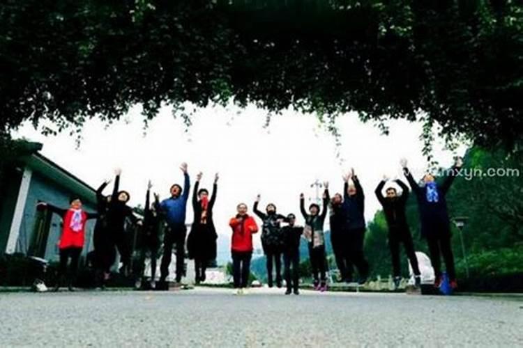 梦见好多同事同学朋友？