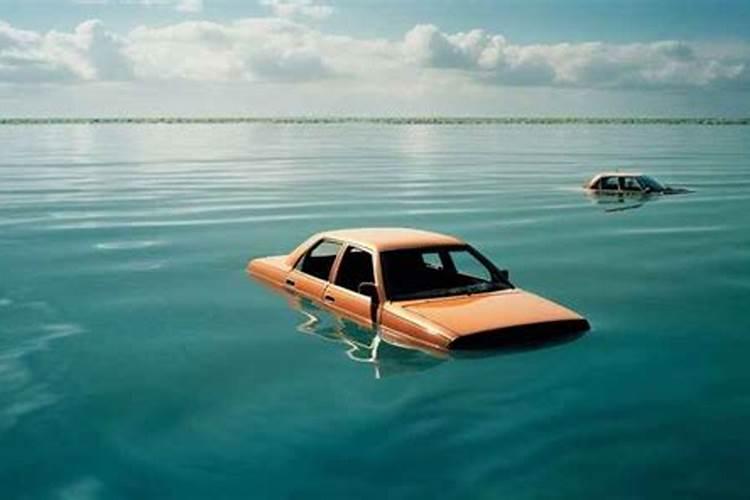 梦见骑车掉水里