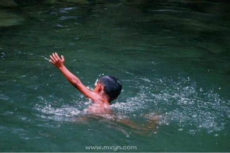 梦见儿子跳进河里游泳