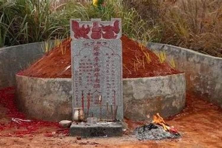 梦见坟地有很多坟墓？