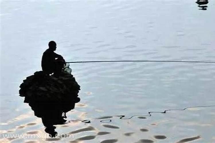 梦见别人钓鱼自己在旁边取