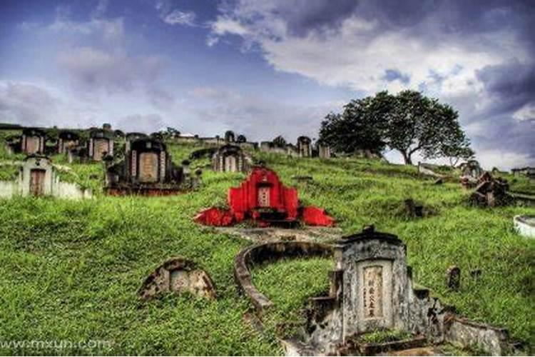 梦到好多坟墓是什么意思周公解梦？