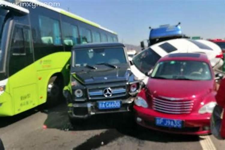 梦到熟人出车祸什么意思？