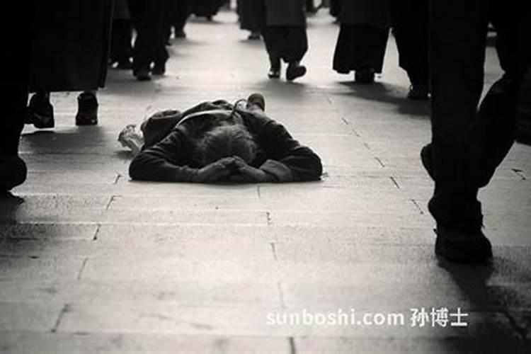 梦到给陌生死人磕头