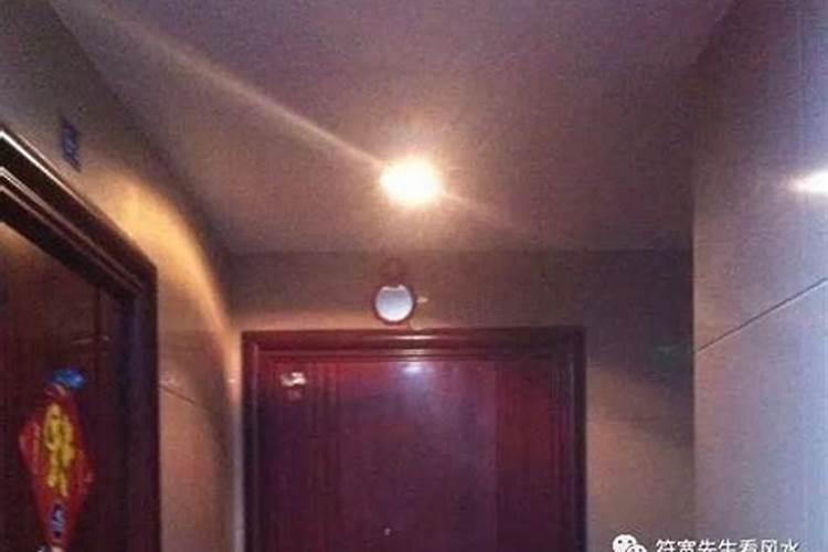 门口挂小人是什么？