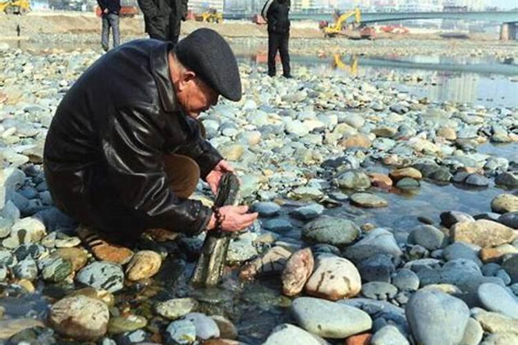 梦见捡石头是怎么回事？