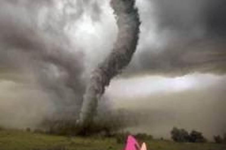 梦见龙卷风吹向自己在天上飞