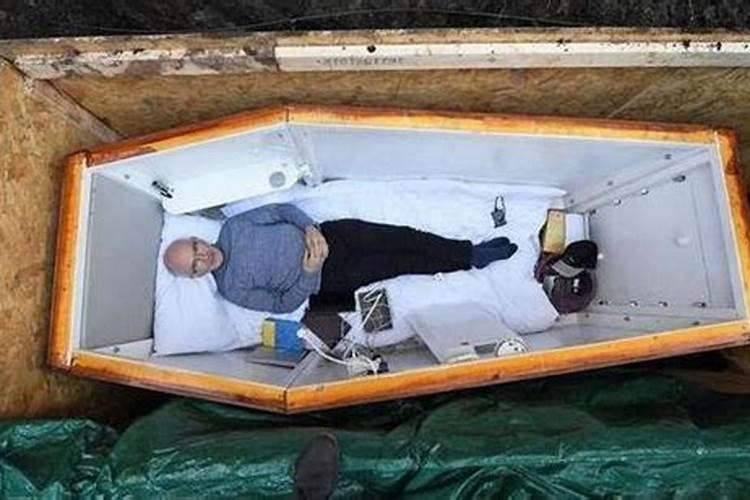 梦到已故的人从棺材里出来了