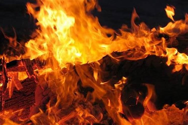 梦见邻居家着火自己帮忙灭火