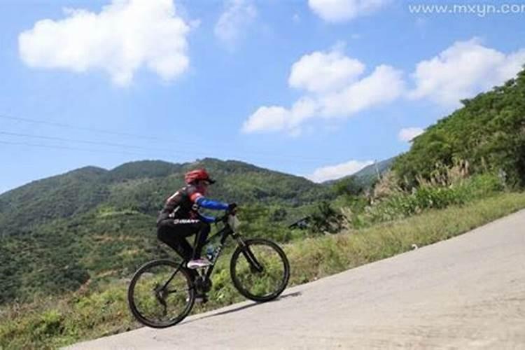 梦见骑自行车上坡路很陡上去了