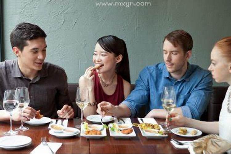 梦见别人吃饭吵架是什么预兆？