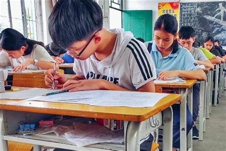 梦到上学考试是什么意思？