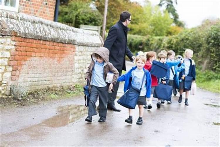 梦见很多小学生是什么意思？