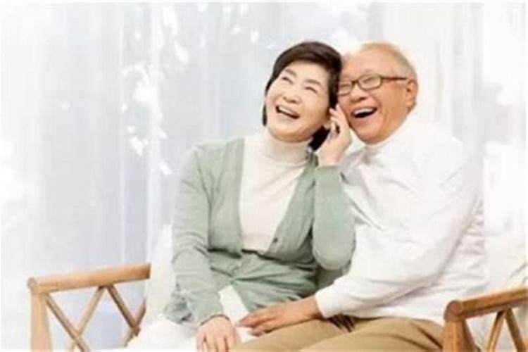 梦到已故的亲人和别人说话