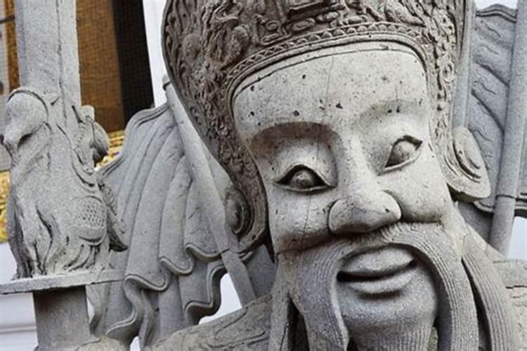 梦见坟地露出了棺材