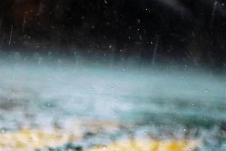 梦见大雨到处都是水