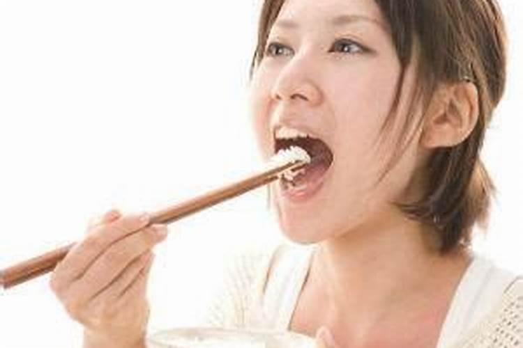 梦见吃饭是什么意思有什么预兆？