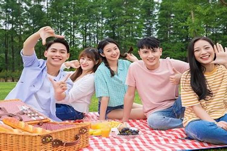 梦见和邻居在一起吃饭是什么意思？