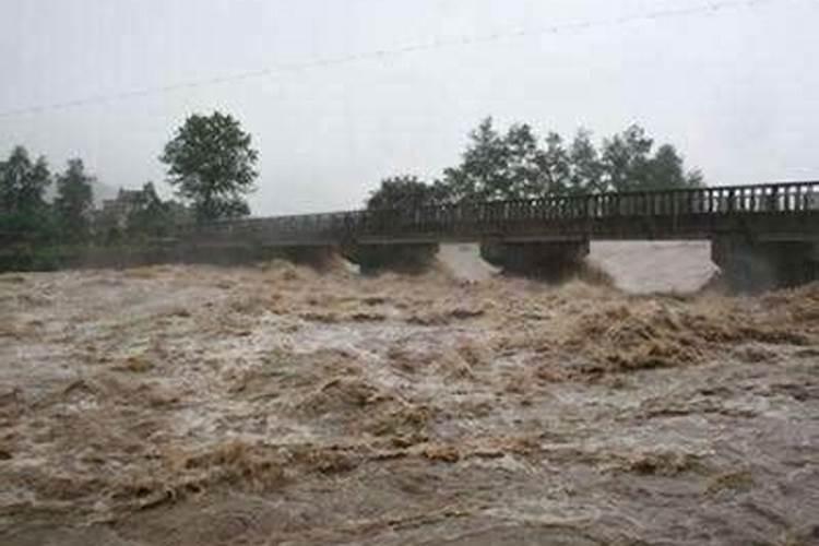 白天女人梦见涨洪水预示什么？