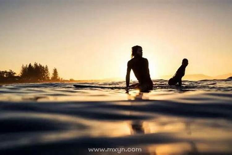 梦到脚踩两只船是什么意思？