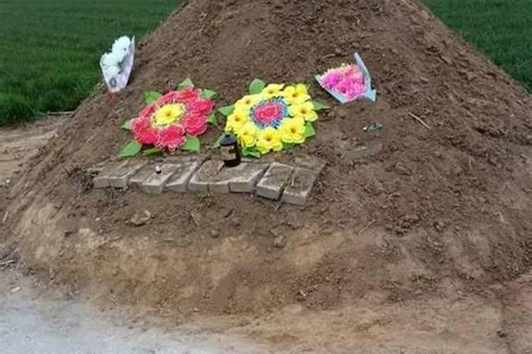 梦见从坟地路过是什么意思？