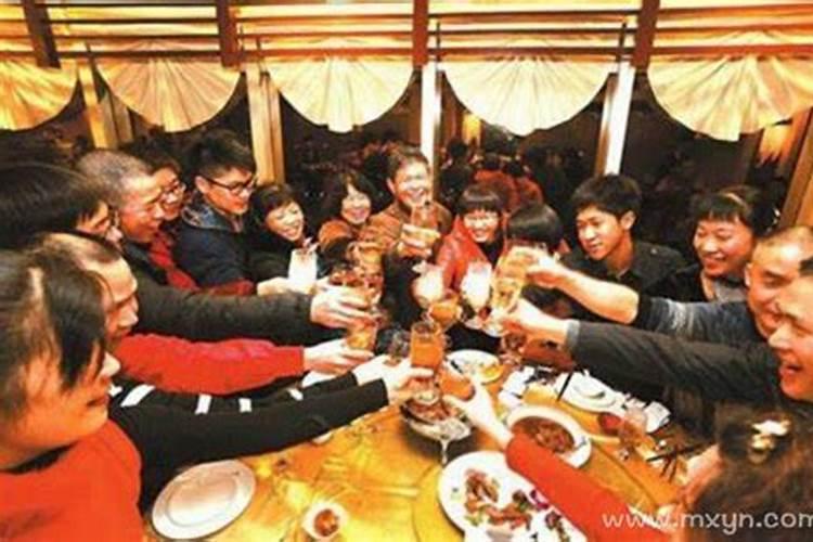 梦见很多学生聚在一起聚会？