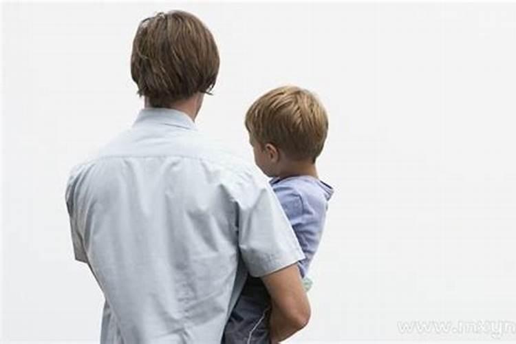 梦见抱着别人家的小男孩儿