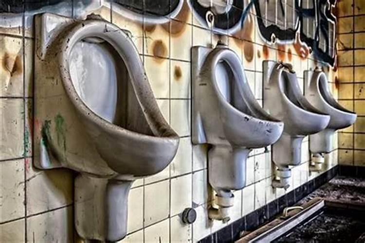 梦见厕所很多粑粑什么意思？