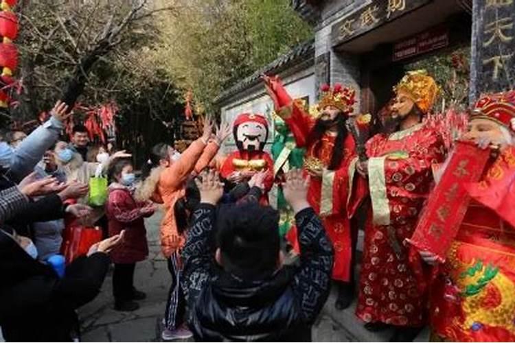 正月初五几点放炮接神？