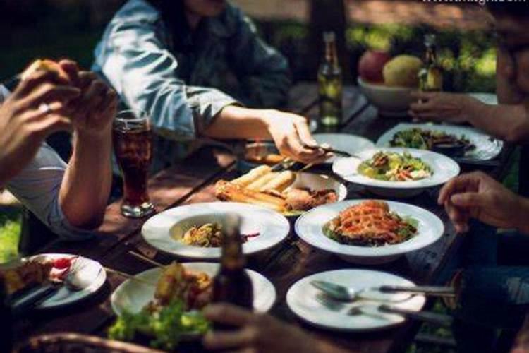 梦到好多陌生人来家里吃饭？
