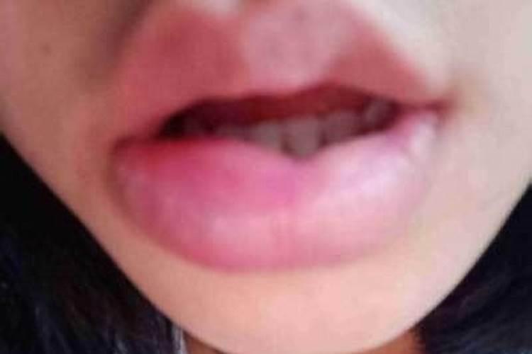 梦到初中同学男生亲我嘴