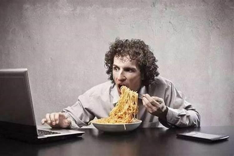 梦见吃饭吃撑了还继续在吃