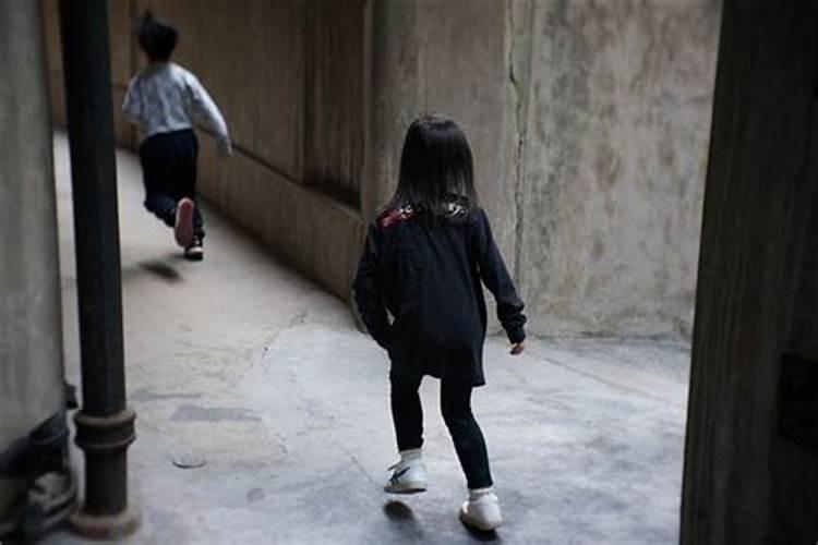 梦见女人追着我的车