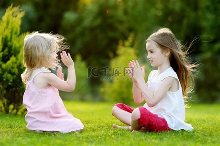 梦见和兄弟姐妹们一起出去玩