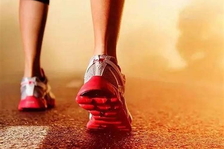 早上10点过脚遭踩了运势如何？