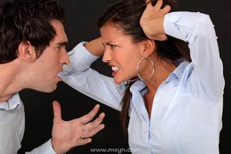 梦见前男友和他现女友吵架分手